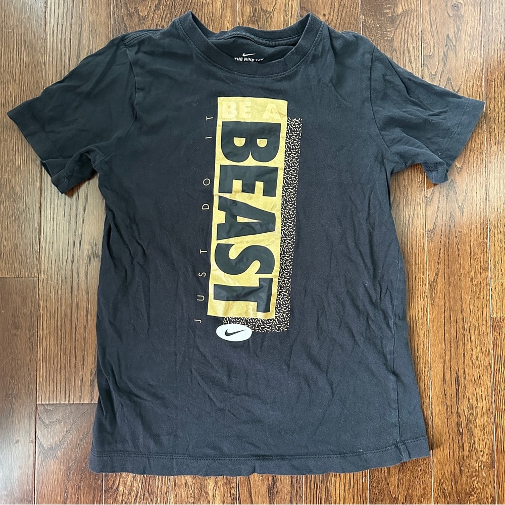 Excellent condition Nike tee with metallic gold detail